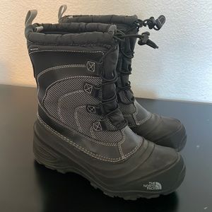 North Face sz 7 winter boots perfect for the winter. Excellent condition!